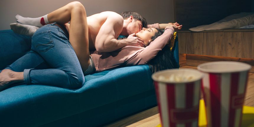 Целуваща се двойка по време на еротична филмова вечер у дома | lovesexshop.bg секс шоп
