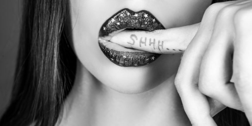 Съблазнителни устни с брокат, хапещи пръст с надпис ‘Shhh…’ - еротична и провокативна визия.